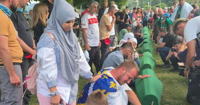 Srebrenica p&euml;rkujton viktimat n&euml; 31-vjetorin e gjenocidit