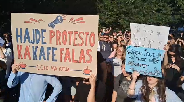 &ldquo;Ik n&euml; katund&rdquo;/ Pankartat pikante dominojn&euml; protest&euml;n