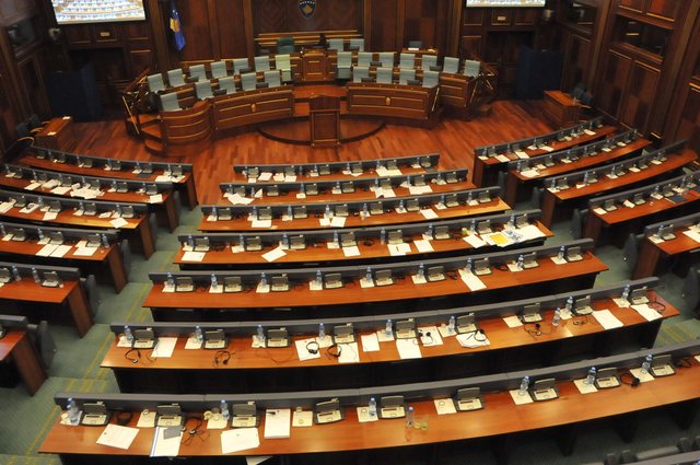 Kurti p&euml;rforcon pozitat e tij n&euml; Kuvend, VV siguron 52 mandate nga