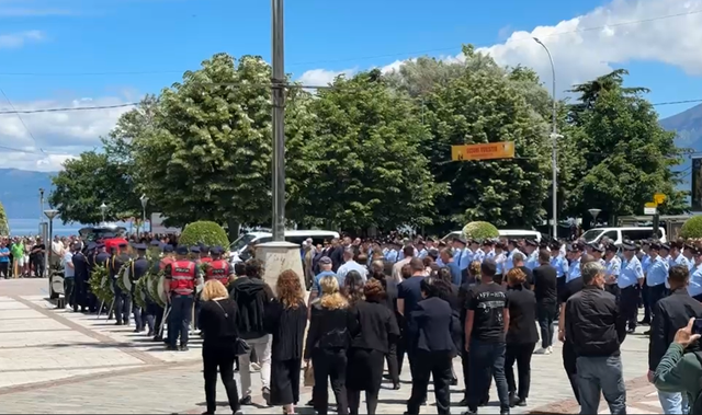 Trupi i policit hero p&euml;rcillet drejt banes&euml;s s&euml; fundit, do