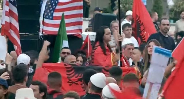 Mij&euml;ra qytetar&euml; &lsquo;derdhen&rsquo; n&euml; sheshin para