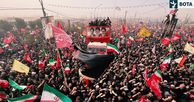 Si po e kthen Irani varrimin e Khameneit n&euml; shfaqje force