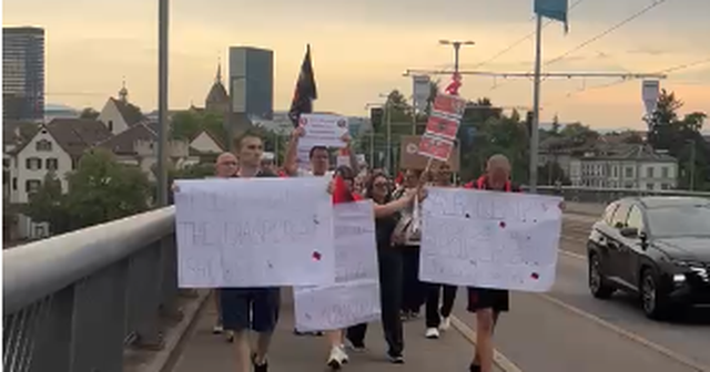 VIDEO/ Shqiptar&euml;t n&euml; Zvic&euml;r me pankarta, protest&euml;