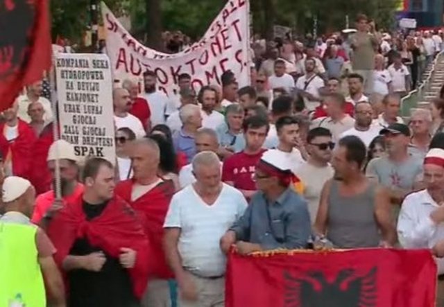 Mij&euml;ra qytetar&euml; n&euml; shesh/ Nis protesta masive para