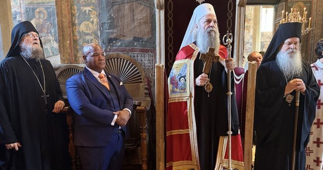 Këshilltari i Trump për çështje fetare viziton Manastirin