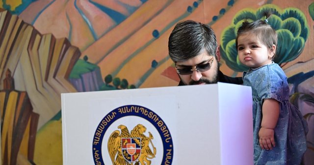 Armenët votojnë për të ardhmen e vendit mes Lindjes apo