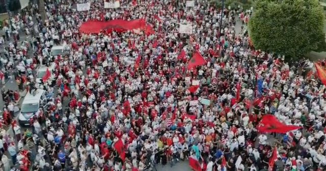 Dita e 48-t&euml; e protest&euml;s/ Qytetar&euml;t zbresin s&euml;rish n&euml;