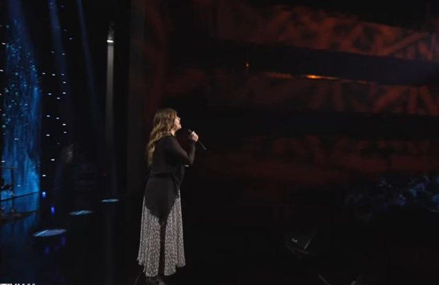 Festivali i Pranverës- Rovena Dilo emocionon me “Dashuria” dhe