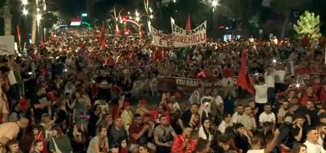 Mij&euml;ra shqiptar&euml; thirrje n&euml; kor posht&euml; zyr&euml;s s&euml;
