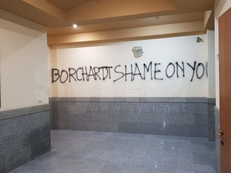 &lsquo;Sulmi&rsquo; ndaj sht&euml;pis&euml; s&euml; Borchardt/ Shoq&euml;rohet