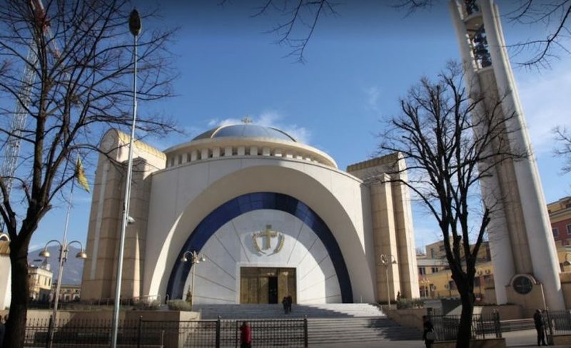 Kriza politike, Kisha Ortodokse Autoqefale: Lutemi q&euml; per&euml;ndia t&euml;