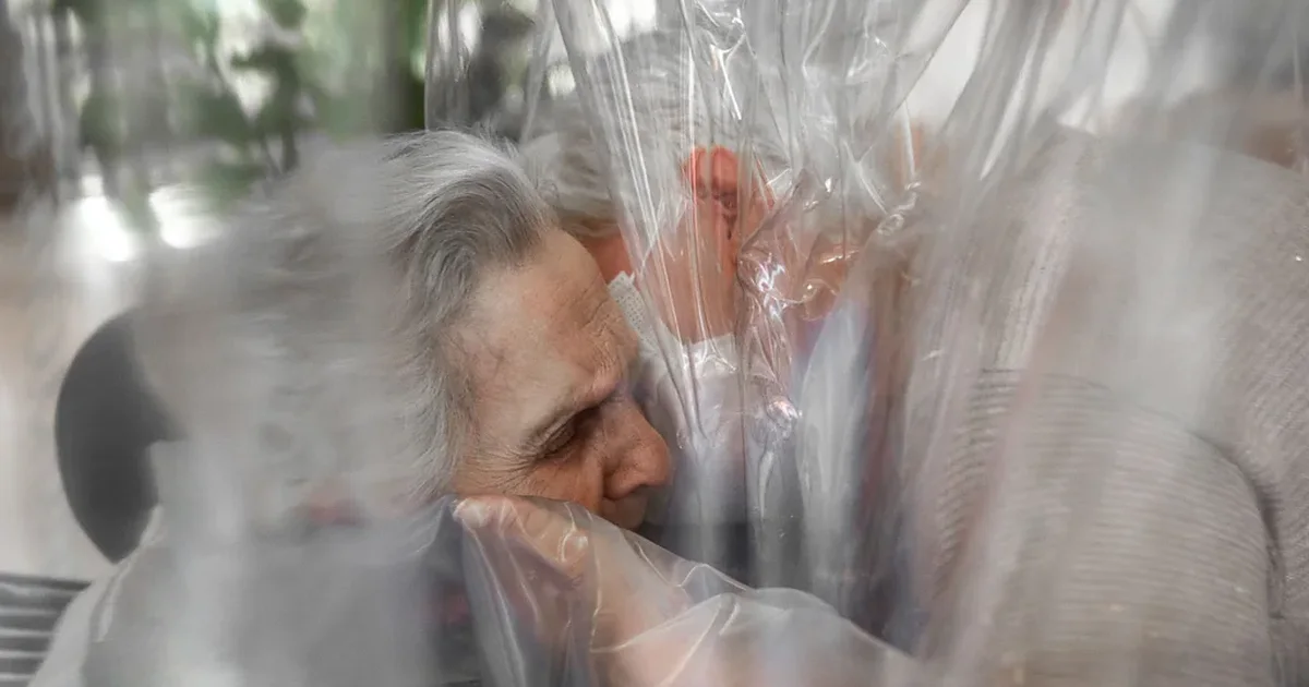 Dhoma e përqafimeve ku Covid 19 nuk mund të përhapej 