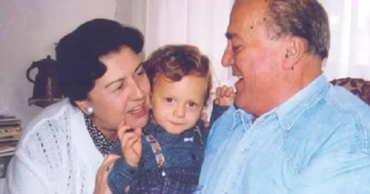 e-ema-i-tregoi-se-po-ndahej-nga-jeta-pirro-cako-me-tha-pemes-po-i-fiken-dritat