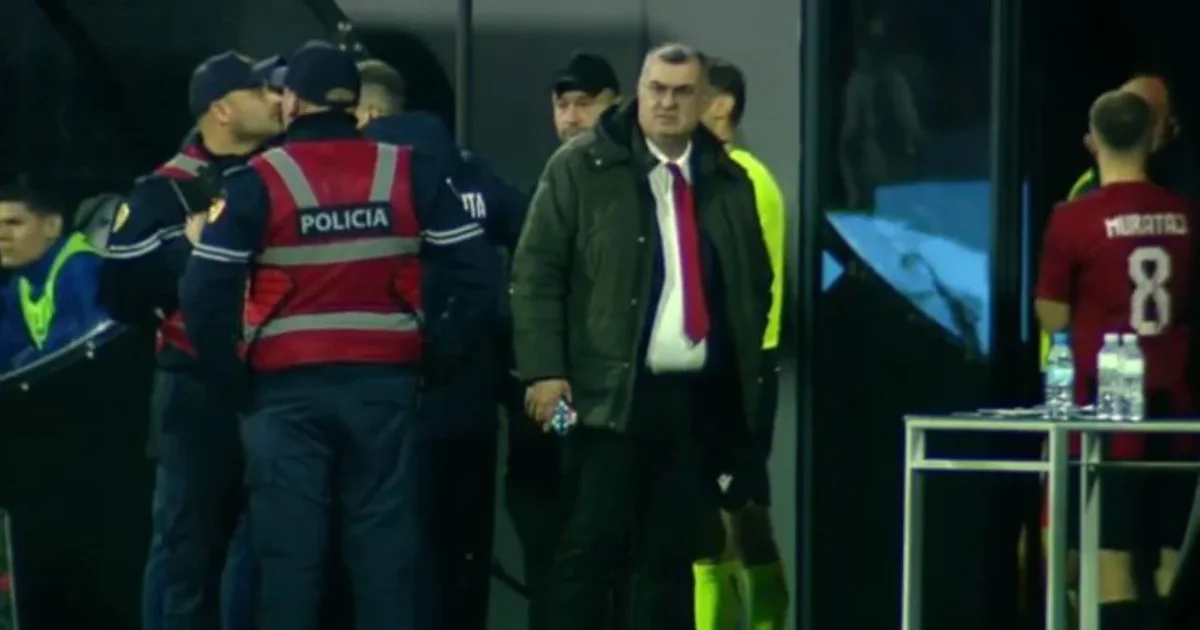 Kaos në stadiumin e Flamurtarit  tifozët futen në fushë dhe dhunojnë futbollistët