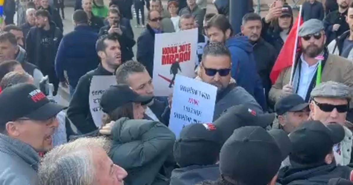 Protesta e  Shqipëria Bëhet  para kryeministrisë  aktivistët përplasje me policinë 
