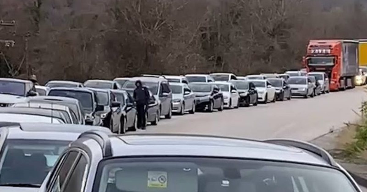 Emigrantët kthehen në atdhe për festa  radhë kilometrike në Kakavijë