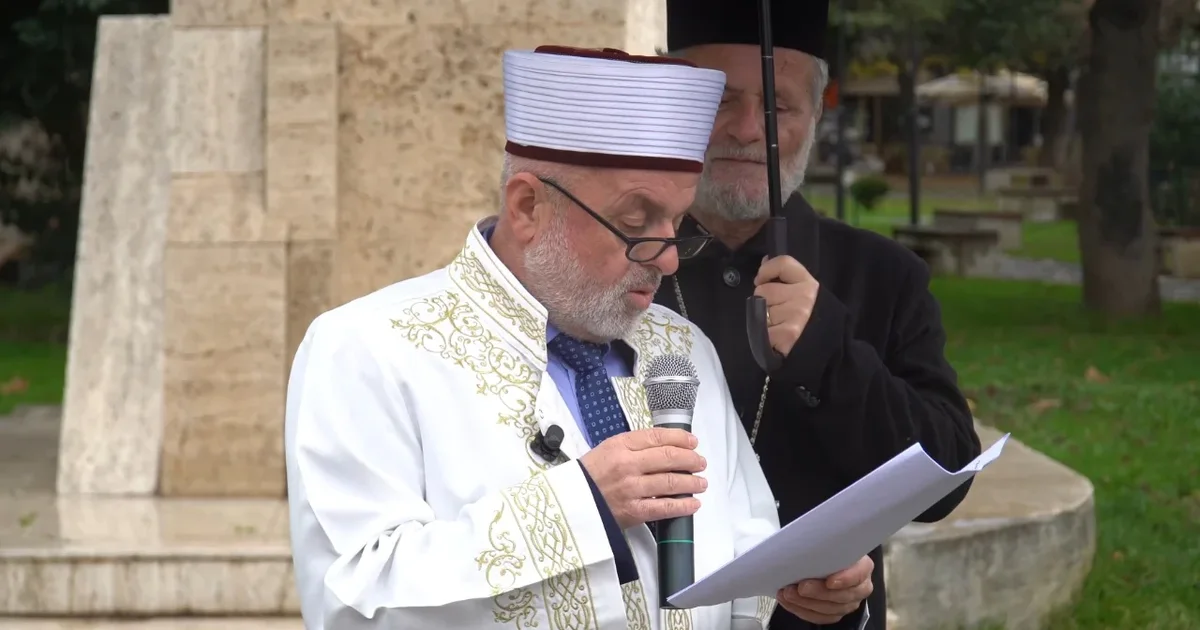 Marshimi i Paqes në Elbasan  prifti ortodoks i mban çadrën imamit