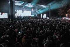 Mbr&euml;mje e paharrueshme n&euml; Tiran&euml; me legjend&euml;n e muzik&euml;s