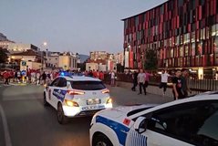 Policia publikon planin e masave p&euml;r ndeshjen