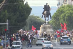 Me pankarta dhe flamuj, qytetar&euml;t n&euml; dit&euml;n e 7-t&euml; t&euml;