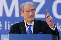 Protesta k&euml;rkon qeveri teknike, Berisha ofrohet t&euml; drejtoj&euml;!