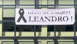 Ditë zie në gjimnazin Ali Demi! Nxënësit i japin