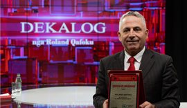 Gazetari Roland Qafoku nderohet nga UÇK me certifikatë