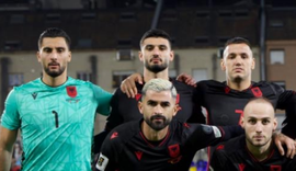 Dy të paprekshëm në tribunë, Kombëtarja e