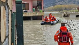 Shqipëria nën ujë, banorët evakuohen me gomone!