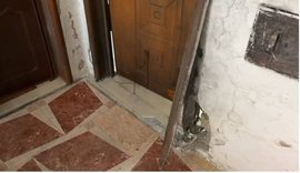 Shpërthim tritoli në portën e banesës të së