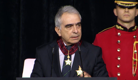 Pëllumb Xhufi dekorohet me titullin Oficer i Madh