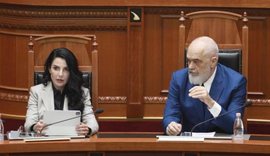 Kushtetuesja riktheu n&euml; detyr&euml; Belinda Ballukun, reagon kryeministri