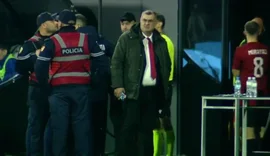 Kaos n&euml; stadiumin e Flamurtarit, tifoz&euml;t futen n&euml; fush&euml; dhe