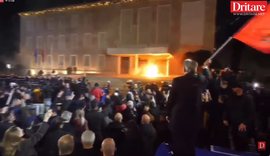 Live/ Plas n&euml; protest&euml;. Bomba molotov kund&euml;r Kryeministris&euml;