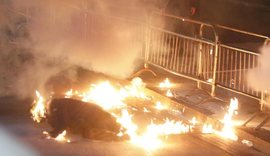 Foto/ E frikshme! Momenti kur merr flak&euml; protestuesi