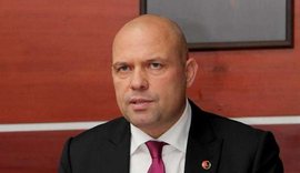 Ironia e Manjanit: Rezuluta kopile q&euml; do rr&euml;zoj&euml; Ram&euml;n