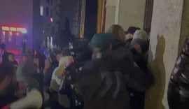 Tensione n&euml; protest&euml;n n&euml; Durr&euml;s, deputet&euml;t e PD dhe