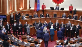 Bardhi nuk e lejon t&euml; drejtoj&euml; seanc&euml;n, Peleshi: Po si nuk u