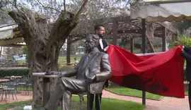 Statuj&euml; p&euml;r Ismail Kadaren&euml; n&euml; vendin e kafes s&euml; tij