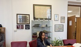 P&euml;r her&euml; t&euml; par&euml;, nj&euml; gazetare shqiptare hyn n&euml;