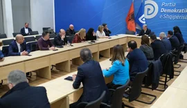 Grupi i PD debat p&euml;r bojkotin e komisioneve, t&euml;rhiqet Berisha: