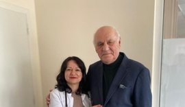 President Moisiu s&euml;rish n&euml; k&euml;mb&euml;. Mjek&euml;t e