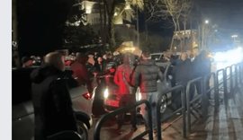 Protestuesit p&euml;rplasen edhe me qytetar&euml;t, nuk i l&euml;n&euml; t&euml;