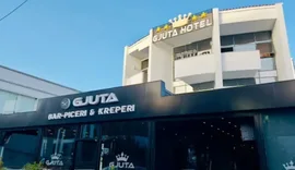 U vet&euml;plagos n&euml; dhom&euml;n e hotelit t&euml; t&euml; dashurit,