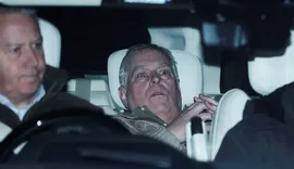 Fotoja e momentit: Si u kap imazhi i vet&euml;m i Princit Andrew pas lirimit nga