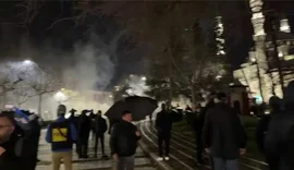 Protesta e opozit&euml;s para Kuvendit, protestuesit hedhin molotov&euml;