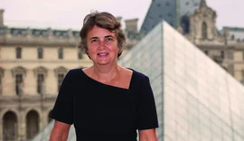 Dor&euml;hiqet drejtoresha e Muzeut t&euml; Luvrit pas vjedhjes spektakolare