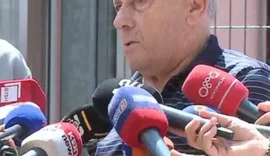 Familja e Aleks Nik&euml;s i d&euml;rgon let&euml;r t&euml; hapur ambasadorit
