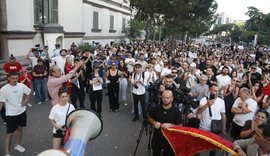 Pamjet/ Pas dhun&euml;s n&euml; protest&euml;n e Zv&euml;rnecit, qytetar&euml;t