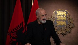 Resorti n&euml; Zv&euml;rnec/ Rama fton protestuesit: Zgjidhni 20